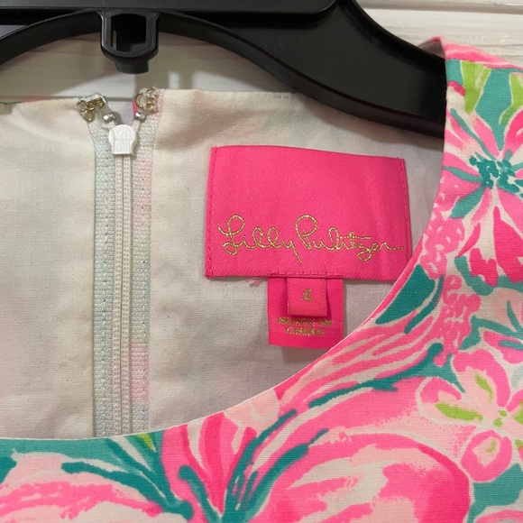 Lilly Pulitzer Mila Shift Dress in Hot on the Scene print. Size 4 - Picture 3 of 4